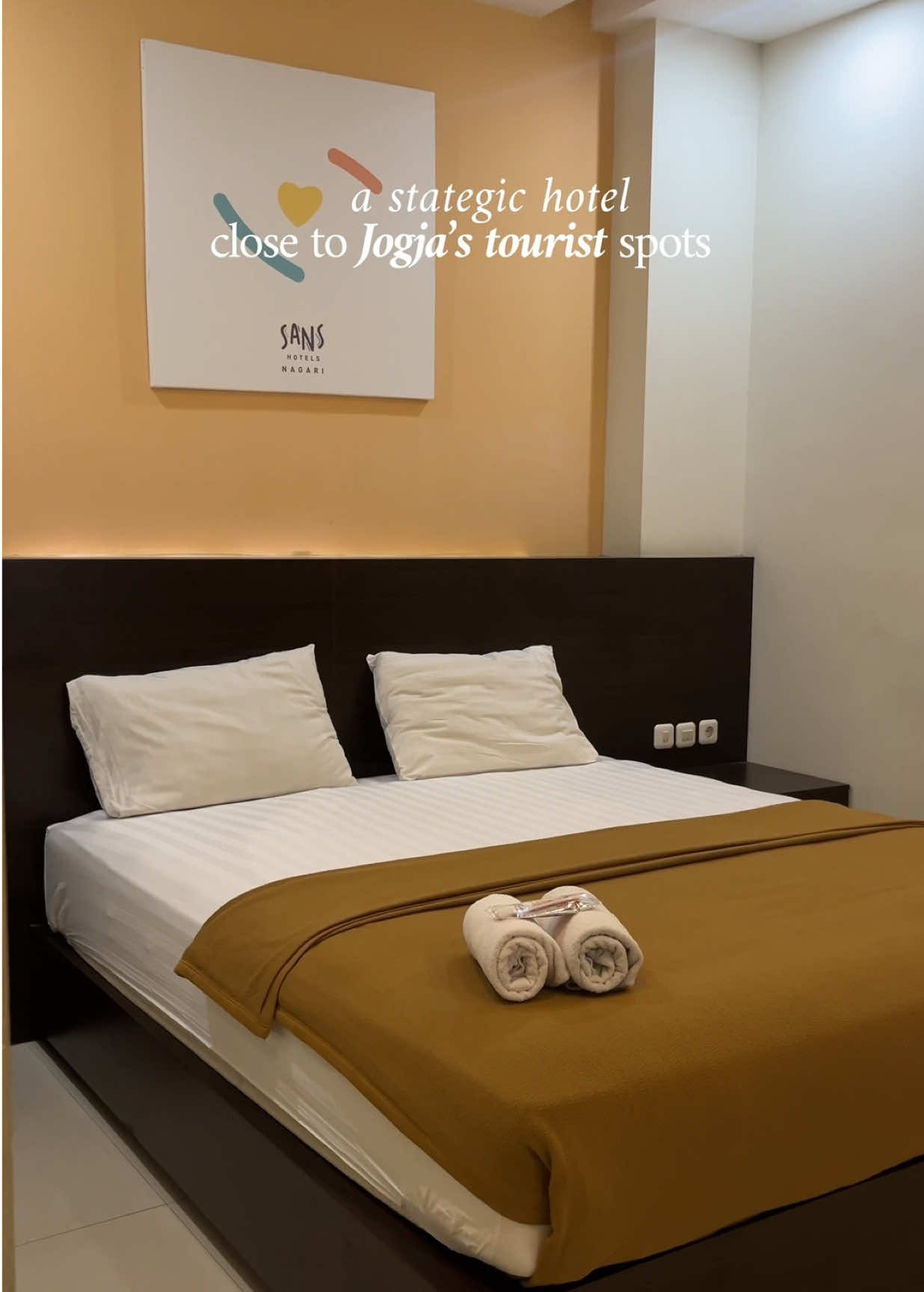 Hotel strategis dekat berbagai spot wisata di Jogja 👀✨ Kamar Superior-nya simpel tapi bersih, ada AC, TV, meja kerja, kamar mandi dalam, dan WiFi juga aman banget. Cocok buat short trip atau healing tipis-tipis! Fasilitasnya juga lumayan lengkap: ada rooftop area, outdoor seating, lobby yang luas, sampai ballroom juga ada. Parkirannya luas, ada lift, dan front desk standby 24 jam 🚗✨ Lokasinya deket sama Museum Sonobudoyo, Nol KM Jogja, dan JNM, jadi gampang banget kalau mau explore Jogja seharian. Jangan lupa, bookingnya bisa lewat aplikasi RedDoorz pakai kode YUKNGINEP biar makin hemaat!🙌🏻 Save dulu buat next trip kamu ke Jogja🫶🏻 📍 Sans Hotel Nagari – Yogyakarta #RedTravelers #SansHotels #BerkeSANS #SansHotelNagariMalioboro #HotelJogja