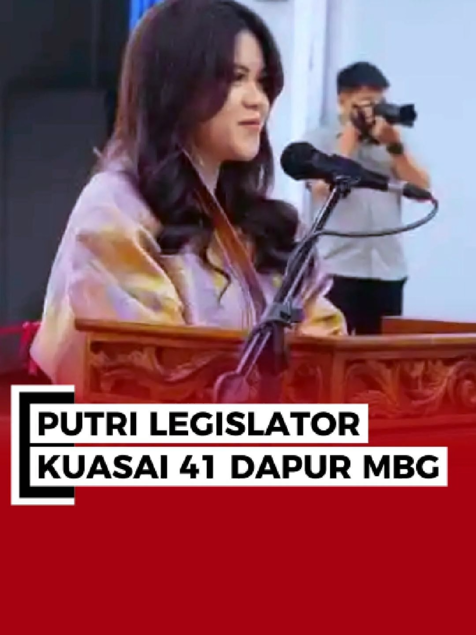 Di usia baru 20 tahun, Yasika Aulia Ramadhani putri Wakil Ketua DPRD Sulsel jadi sorotan usai BGN membenarkan ia menguasai 41 dapur Makan Bergizi Gratis (MBG). Jumlah itu jauh melampaui batas 10 dapur per yayasan.Penelusuran internal BGN menemukan penggunaan banyak yayasan berbeda untuk membuka puluhan dapur yang tersebar di Makassar, Parepare, Gowa, hingga Bone. Dengan biaya Rp1,5 miliar per dapur, total investasi mencapai Rp61,5 miliar. Jika satu dapur melayani 3.000 siswa dengan margin Rp2.000 per porsi, potensi keuntungan dari 41 dapur bisa tembus Rp246 juta per hari. #MBG #SPPG #BadanGiziNasional #YasikaAulia #YasirMachmud    