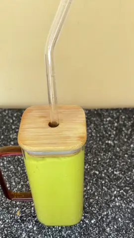 Smoothie tamu ya Parachichi. Inasaidia kuongeza nishati mwilini, kuboresha mmeng’enyo na kukupa mafuta mazuri ya mwili. #foryoupage #tiktoktanzania🇹🇿 #avocadosmoothie #parachichi #fypシ゚viral🖤tiktok 