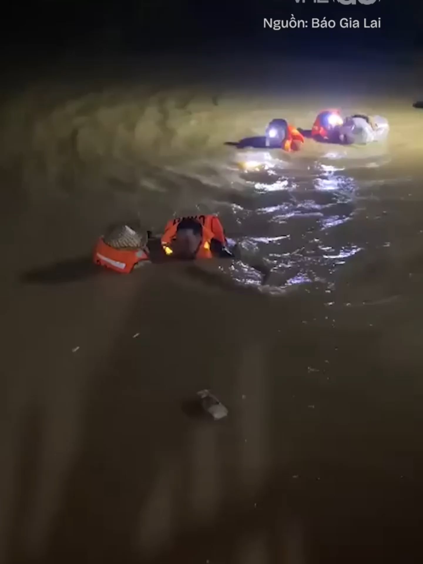 Nước lũ lên nhanh khiến nhiều khu dân cư tại trung tâm Quy Nhơn ngập sâu đến 2 m, lực lượng chức năng phải di dời người dân mắc kẹt. #vnexpress #vne #vnego #gialai