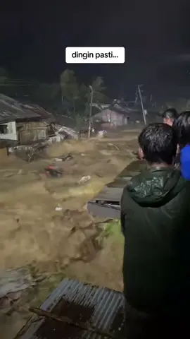 Malam yang... hujan deras , kilatan petir, dan aliran air banjir yang makin membesar... #fy #fypシ #fyp #banjir #hujan 