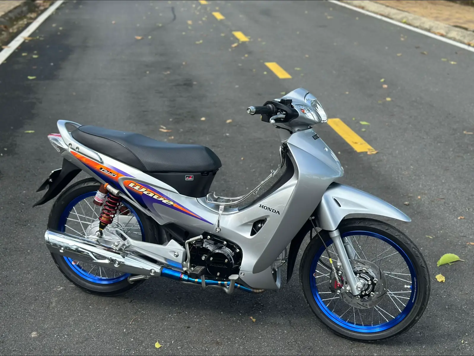 Ae nào ngay hệ hú em nha fu2 up wawe dọn tùe cây sườn dọn ra full đồ chơi ✌️ Chi tiết xe ❗️ Full áo choá đèm đồng hồ nút công tắc wawe ❗️ Niềng AKront new  Căm nova  Vỏ redleo  Heo fando real  Đĩa swit  Phuột showa Cỗ bôtitan  Xe dọn từ cây sườn dọn ra mời ae nhìn hình đánh giá ❤️ Máy chạm đầu bụng giữa zin 🛠️ Giá em bán 4x lớn bao hồ sơ cho ae về nộp bấm số  Nhận giao lưu trao đổi mọi loại xe 🔅 Xem xe tân phú đồng nai 🏡 Call me ☎️0339830299 (zalo) hoặc ib trực tiếp#fu2kieng #wawei125 #xuhuong 