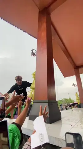 kenapa harus ditarik mbak kasihan tau mas nya@B0tol_marJan #magelang24jam #kotasejutabunga #gskylovers👹 #garudawisnusatriamuda👹 