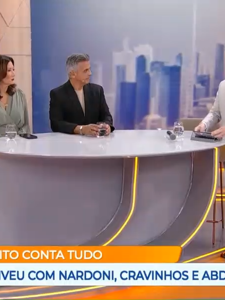 Visita íntima termina em pancadaria na cela de Paulo Cupertino: o que aconteceu? PARTE 1 DE 5 => Suzane é transferida para Tremembé e descobre que Sandrão manda na prisão. Elize mantém um relacionamento com Sandrão. Jatobá é ameaçada, e no presídio masculino Cristian se interessa por Luka## 📺 Detalhes da Série *Tremembé* - **Plataforma oficial:** @xidadealerta   - **Data de lançamento:** 19 de NOVEMBRO de 2025   - **Número de episódios:** 5 (temporada única até agora)   - **Classificação indicativa:** 18+ (conteúdo adulto e dramático)   - **Formato:** True crime dramatizado, inspirado em casos reais envolvendo presidiárias famosas no Brasil   ## 🎬 Enredo - A trama se passa na **Penitenciária de Tremembé**, conhecida como “presídio dos famosos”.   - Mostra a chegada de **Suzane von Richthofen** e sua relação de poder e conflito com **Elize Matsunaga**.   - A personagem **Sandrão** (interpretada por Letícia Rodrigues) aparece como figura central, envolvida em disputas internas e relacionamentos dentro da prisão.   - Outros nomes ligados a crimes de grande repercussão, como os **irmãos Cravinhos** e **Alexandre Nardoni**, também são retratados.   --- ## ⚖️ Polêmicas - **Sandra Regina Ruiz Gomes (Sandrão)**, que inspirou parte da narrativa, contesta a série e afirma que várias cenas são **ficcionais e distorcidas**.   - Ela entrou com ação judicial contra a Amazon pedindo **R$ 3 milhões de indenização** e até a suspensão da obra.   - As críticas giram em torno de supostas invenções sobre sua participação em crimes e sua liderança dentro do presídio.   --- ## 🔑 Como assistir - Basta acessar o catálogo do **@xidadealerta** e procurar por *Tremembé*.   - Não está disponível na Netflix ou em outros serviços de streaming.   - Há vídeos explicativos no YouTube mostrando como localizar e assistir a série completa.   --- 👉 Se quiser, eu posso listar os **títulos e resumos de cada episódio****A primeira temporada da série *Tremembé* tem 5 episódios, todos já disponíveis no Prime Video.**   --- ## 📺 Guia de Episódios da Série *Tremembé*   Aqui está a lista completa com títulos e resumos: | Episódio | Título | Duração | Resumo | |----------|--------|---------|--------| | 1 | **Confia em mim** | 47 min | Suzane é transferida para Tremembé e descobre que Sandrão manda na prisão. Elize mantém um relacionamento com Sandrão. Jatobá é ameaçada, e no presídio masculino Cristian se interessa por Luka. | | 2 | **Até que a morte nos separe** | 59 min | Suzane e Elize disputam a atenção de Sandrão. Uma notícia abala Jatobá e Nardoni. Roger enfrenta problemas e Daniel lida com a chegada de Suzane. | | 3 | **O preço da liberdade** | 52 min | Conflitos internos aumentam. Suzane tenta se aproximar de Sandrão, enquanto Elize busca manter sua posição. No masculino, Cristian e Luka se envolvem em novas tensões. | | 4 | **Entre quatro paredes** | 55 min | Segredos e alianças vêm à tona. Suzane enfrenta consequências de suas escolhas. Elize e Sandrão entram em crise. Roger e Daniel têm seus próprios dilemas. | | 5 | **Justiça seja feita** | 58 min | O episódio final mostra a “saidinha” de sete dias e deixa pontas soltas sobre o destino dos personagens, abrindo espaço para uma possível segunda temporada. | --- ## 🎬 Contexto da Produção - **Direção:** Vera Egito (*Serra Pelada*)   - **Baseado em:** livros do jornalista Ullisses Campbell   - **Elenco principal:** Marina Ruy Barbosa (Suzane von Richthofen), Carol Garcia (Elize Matsunaga), Bianca Comparato (Anna Carolina Jatobá), Felipe Simas (Daniel Cravinhos), entre outros.   - **Estreia:** 31 de outubro de 2025.   --- ## ⚖️ Futuro da Série - Até agora, *Tremembé* tem apenas **uma temporada com 5 episódios**.   - O final deixou mistérios e abriu espaço para uma **segunda temporada**, mas ainda não há confirmação oficial.