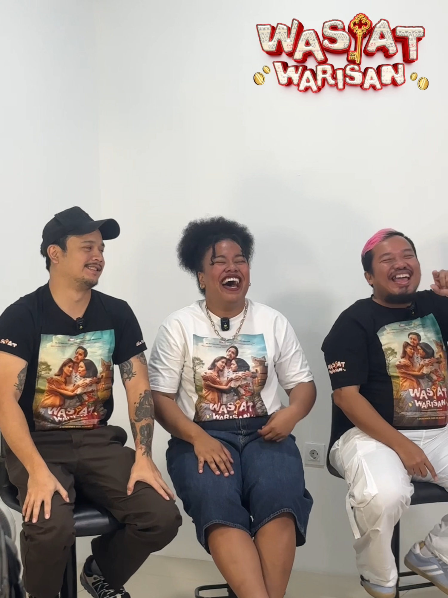 Seru banget kemarin mampir ke @liputan6com dan @kapanlagicom! 🎬🔥 Ngobrolin keluarga Pak Gomgom dan Inang Dame, cerita di balik layar, sampai momen kocak para cast dan semua pecah banget! 😂🙌 Makasih buat tim Liputan 6 dan KapanLagi yang sudah nyambut kami dengan hangat! Nggak sabar nunggu kalian nonton Wasiat Warisan di bioskop! ❤️🎥 #WasiatWarisan #PIMPictures #AnakBungsu #AnakTengah #AnakPertama #filmindonesia #filmdramakomedi #DerbyRomero #SarahSechan #AstridTiar #RitaCHParinduri #DormanManik #JendaMunthe #VitoSinaga #Jemimah #FemilaSinukaban #DhartyManullang #BangTigor #HamkaSiregar #AldiRangkuti #batakhits #batak #danautoba