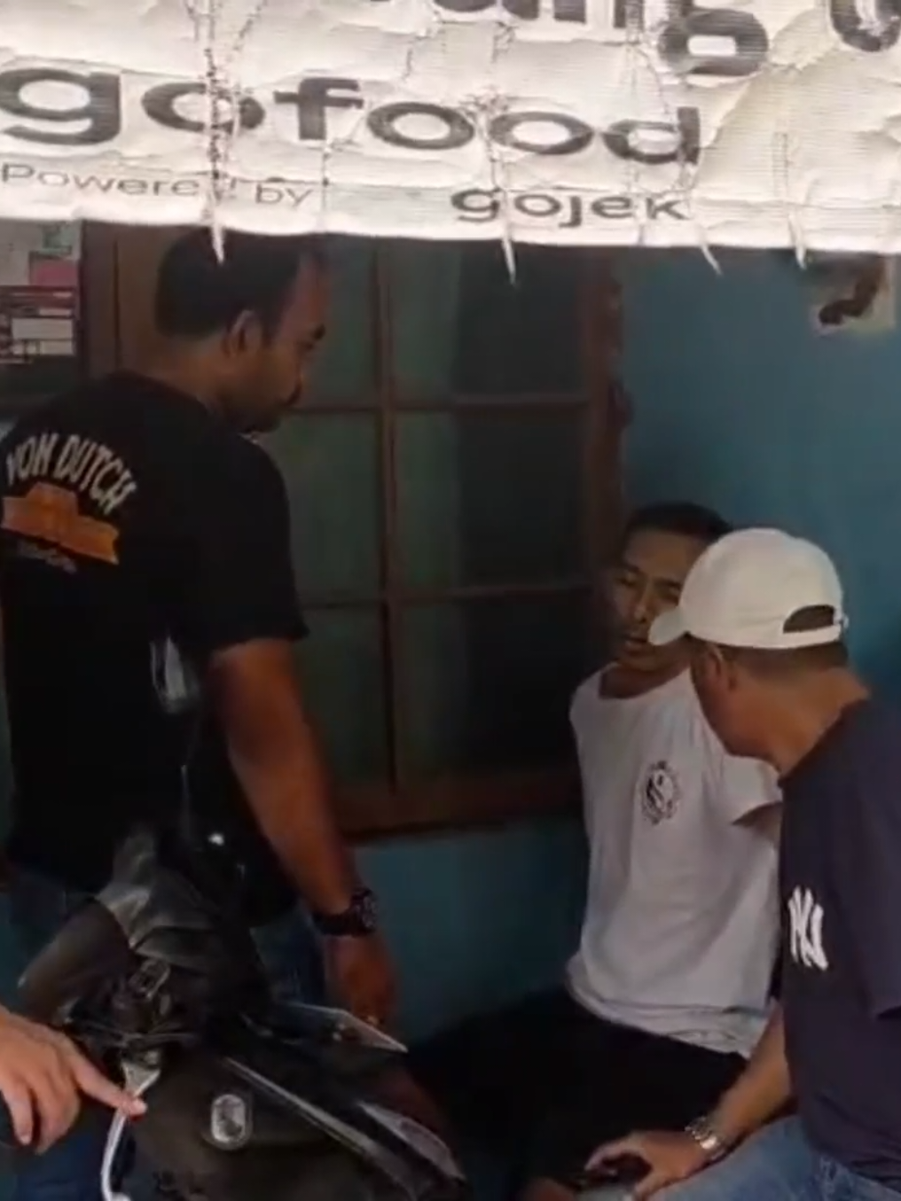 Subnit I Resmob Satreskrim Polrestabes Semarang, berhasil mengamankan pelaku spesialis pencurian mobil pick up di beberapa wilayah kota semarang. Pelaku terbilang licin, karna pelaku Residivis dengan kasus yang sama, pelaku atas nama, Kenji Xenia warga pandansari kota semarang. Sebelum ketangkap pelaku sempat kabur ke Negara Singapura selama 3 bulan. @Resmobtabes Semarang @resmobtabessmg  #semarang #jateng #fyppppppppppppppppppppppp  #resmobpolrestabessemarang #kriminal 