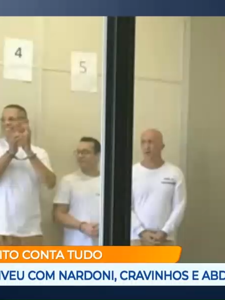 Relacionamento secreto entre Cristian Cravinhos e Ricardo Duda confirmado? PARTE 1 DE 5 => Suzane é transferida para Tremembé e descobre que Sandrão manda na prisão. Elize mantém um relacionamento com Sandrão. Jatobá é ameaçada, e no presídio masculino Cristian se interessa por Luka## 📺 Detalhes da Série *Tremembé* - **Plataforma oficial:** @xidadealerta   - **Data de lançamento:** 19 de NOVEMBRO de 2025   - **Número de episódios:** 5 (temporada única até agora)   - **Classificação indicativa:** 18+ (conteúdo adulto e dramático)   - **Formato:** True crime dramatizado, inspirado em casos reais envolvendo presidiárias famosas no Brasil   ## 🎬 Enredo - A trama se passa na **Penitenciária de Tremembé**, conhecida como “presídio dos famosos”.   - Mostra a chegada de **Suzane von Richthofen** e sua relação de poder e conflito com **Elize Matsunaga**.   - A personagem **Sandrão** (interpretada por Letícia Rodrigues) aparece como figura central, envolvida em disputas internas e relacionamentos dentro da prisão.   - Outros nomes ligados a crimes de grande repercussão, como os **irmãos Cravinhos** e **Alexandre Nardoni**, também são retratados.   --- ## ⚖️ Polêmicas - **Sandra Regina Ruiz Gomes (Sandrão)**, que inspirou parte da narrativa, contesta a série e afirma que várias cenas são **ficcionais e distorcidas**.   - Ela entrou com ação judicial contra a Amazon pedindo **R$ 3 milhões de indenização** e até a suspensão da obra.   - As críticas giram em torno de supostas invenções sobre sua participação em crimes e sua liderança dentro do presídio.   --- ## 🔑 Como assistir - Basta acessar o catálogo do **@xidadealerta** e procurar por *Tremembé*.   - Não está disponível na Netflix ou em outros serviços de streaming.   - Há vídeos explicativos no YouTube mostrando como localizar e assistir a série completa.   --- 👉 Se quiser, eu posso listar os **títulos e resumos de cada episódio****A primeira temporada da série *Tremembé* tem 5 episódios, todos já disponíveis no Prime Video.**   --- ## 📺 Guia de Episódios da Série *Tremembé*   Aqui está a lista completa com títulos e resumos: | Episódio | Título | Duração | Resumo | |----------|--------|---------|--------| | 1 | **Confia em mim** | 47 min | Suzane é transferida para Tremembé e descobre que Sandrão manda na prisão. Elize mantém um relacionamento com Sandrão. Jatobá é ameaçada, e no presídio masculino Cristian se interessa por Luka. | | 2 | **Até que a morte nos separe** | 59 min | Suzane e Elize disputam a atenção de Sandrão. Uma notícia abala Jatobá e Nardoni. Roger enfrenta problemas e Daniel lida com a chegada de Suzane. | | 3 | **O preço da liberdade** | 52 min | Conflitos internos aumentam. Suzane tenta se aproximar de Sandrão, enquanto Elize busca manter sua posição. No masculino, Cristian e Luka se envolvem em novas tensões. | | 4 | **Entre quatro paredes** | 55 min | Segredos e alianças vêm à tona. Suzane enfrenta consequências de suas escolhas. Elize e Sandrão entram em crise. Roger e Daniel têm seus próprios dilemas. | | 5 | **Justiça seja feita** | 58 min | O episódio final mostra a “saidinha” de sete dias e deixa pontas soltas sobre o destino dos personagens, abrindo espaço para uma possível segunda temporada. | --- ## 🎬 Contexto da Produção - **Direção:** Vera Egito (*Serra Pelada*)   - **Baseado em:** livros do jornalista Ullisses Campbell   - **Elenco principal:** Marina Ruy Barbosa (Suzane von Richthofen), Carol Garcia (Elize Matsunaga), Bianca Comparato (Anna Carolina Jatobá), Felipe Simas (Daniel Cravinhos), entre outros.   - **Estreia:** 31 de outubro de 2025.   --- ## ⚖️ Futuro da Série - Até agora, *Tremembé* tem apenas **uma temporada com 5 episódios**.   - O final deixou mistérios e abriu espaço para uma **segunda temporada**, mas ainda não há confirmação oficial.