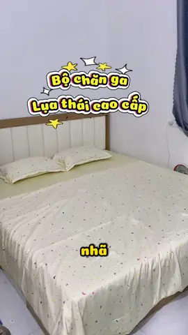 Muốn nâng cấp phòng ngủ thì chỉ cần 1 bộ lụa Thái là đủ ✨ Chất lụa mềm – nhẹ – sờ thích cực, ngủ một đêm là mê luôn á. Món này đáng đồng tiền thật sự! #ChanGaGoi #BoLuaThai #LuaThai #ChanGaGoiDep #DoDungGiaDinh 