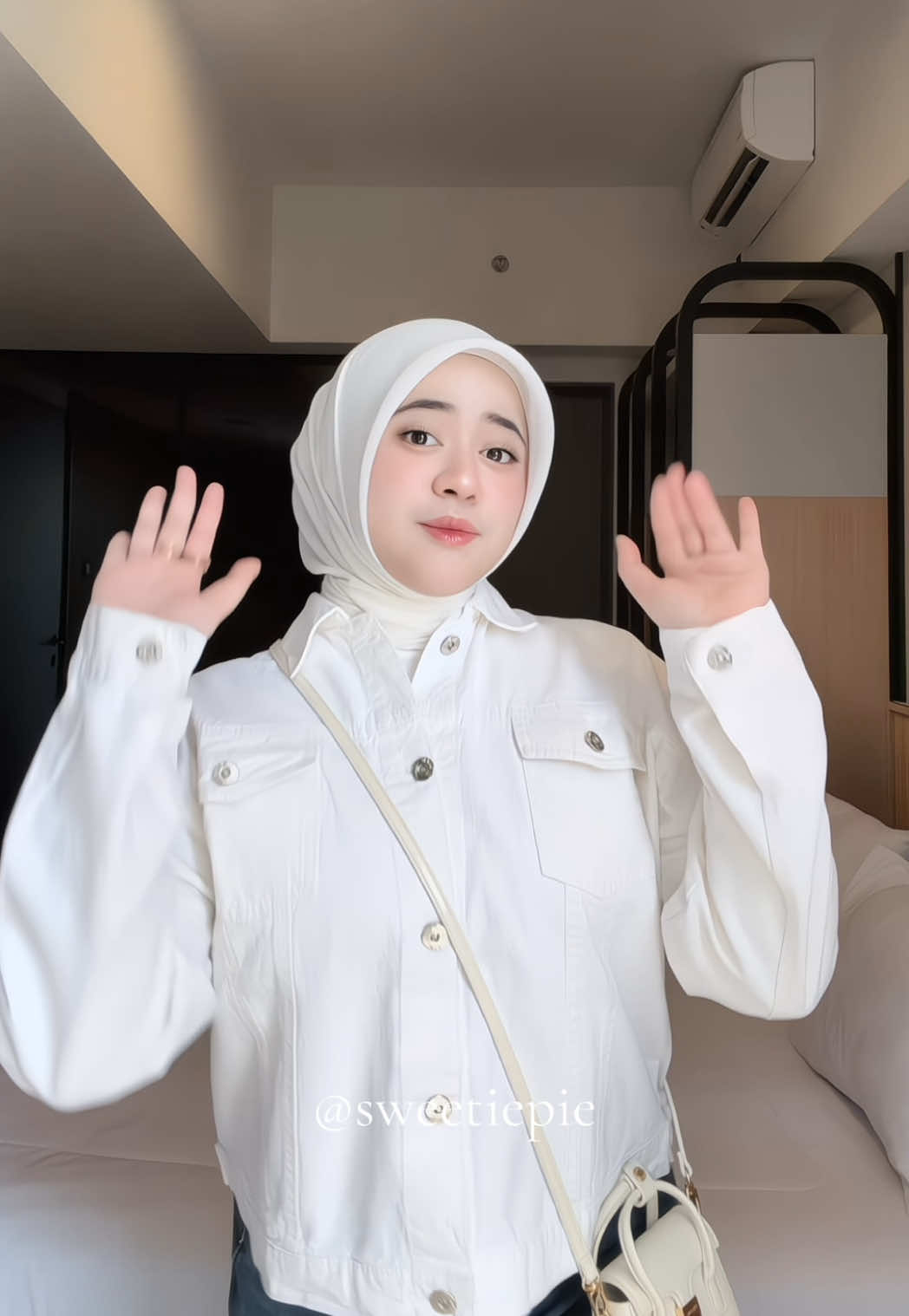 👀🤍 #jaketcrop #jaket #jaketwanita #ootdhijab #ootdhijabstyle 