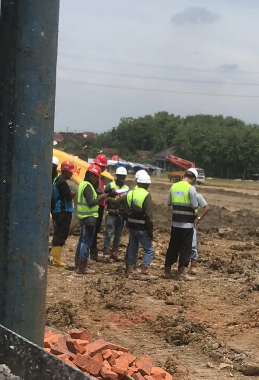 kunjungan mendadak dari CIO mrongos kencono😂 . . #gubug #kuliproyek #helmkuning #trending #fyp 