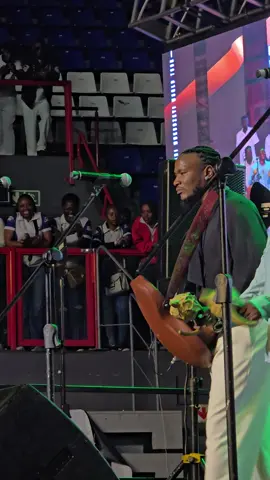 Yhoo, Jah Prayzah with that mbira? Perfection! 😭🔥 The way he plays that mbira… I think that’s when I fell for his music 😩✨ Jah Prayzah + mbira = pure magic 🔥🎶 @Jah Prayzah  #zimtiktokers🇿🇼🇿🇼🇿🇼  #jahprayzah  #zimtiktok  #ndinimukudzeyiworldtour 