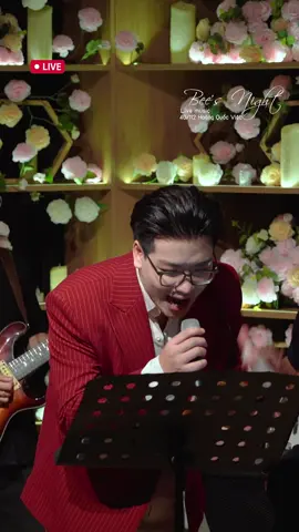 NHẮM MẮT YÊU LUÔN Bee được mọi người biết đến và yêu thích nhờ không gian ấm cúng, gần gũi, ... được biết đến nhờ những bản tình ca của Bee Band đi cùng sự duyên dáng của Thành Vá ...  Tưởng như chỉ có những khoảnh khắc cảm động rưng rưng nước mắt, những tràng cười hả hê vì ảnh pha trò. Nhưng ai ngờ được ảnh còn phổ nhạc ngay trên sân khấu, mà cái band này sao mà nhanh lẹ thế, nói chơi là chơi cái giai điệu quên luôn bản gốc. Nói thật là mấy cây kim may đồ giờ này cũng khó mà cứu vãn, khách cười bung chỉ là có thật 😤 Chiều khách số 2 thì không ai số 1 luôn, thế này thì buồn sao được hả quý vị ơiii  #Nhammatyeuluon #ThanhVa #Beenight #Beeband #xuhuong
