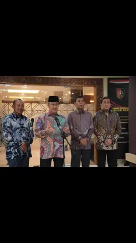 *Audiensi Komisi Percepatan Reformasi Polri Dengan Organisasi Kelompok Masyarakat* Jakarta, 18 November 2025 — Komisi Percepatan Reformasi Polri menggelar audiensi bersama sejumlah organisasi kelompok masyarakat di Lounge Adhi Pradana, STIK-PTIK Lemdiklat Polri, Selasa (18/11). Sesi tersebut dipimpin oleh Prof. Dr. Jimly Asshiddiqie, S.H., M.H., selaku Ketua Komite Percepatan Reformasi Polri, yang kemudian memberikan keterangan kepada media melalui doorstop. Dalam keterangannya, Prof. Jimly menjelaskan bahwa audiensi ini digelar sebagai bentuk keterbukaan dalam menyerap aspirasi masyarakat sipil. “Alhamdulillah, Komisi Percepatan Reformasi Polri hari ini sengaja memberikan kesempatan untuk mengundang pihak-pihak yang sebelumnya telah mengirim surat permohonan audiensi Dan Alhamdulillah, semua masukan yang disampaikan—mulai dari NEFA, LSAM, Imparsial, dan beberapa organisasi lain—sangat konstruktif,” ujarnya. Ia menekankan bahwa organisasi yang hadir merupakan para aktivis dan tokoh yang selama ini bergerak dalam isu HAM dan kemanusiaan. “Mereka adalah tokoh-tokoh dan aktivis pergerakan HAM serta kemanusiaan yang memiliki kepedulian terhadap kemajuan bangsa dan negara, khususnya terkait percepatan reformasi Polri berdasarkan pengalaman mereka,” jelasnya. Prof. Jimly menyampaikan bahwa masukan yang diberikan telah diterima dengan baik, namun masih perlu pendalaman untuk dapat digunakan sebagai bahan perumusan kebijakan.