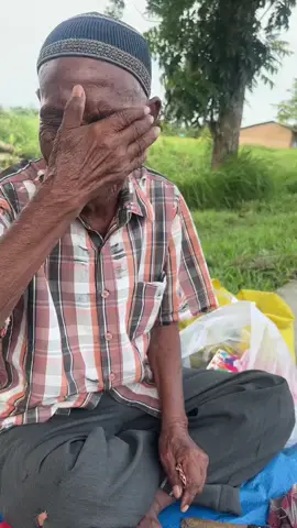 Yang nampak kakek ini tolong dibeli buku nya ya 🥰🥹