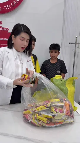 Nhiều người nói rằng Phúc Ngân nhận bé Quí và các bé bị cha mẹ bỏ rơi làm con nuôi. Thật ra, Phúc Ngân rất thương bé Quí và các con, nhưng Phúc Ngân không muốn các con gọi mình là “mẹ”. Vì chữ Mẹ thiêng liêng lắm, và Phúc Ngân cũng không muốn các con nghĩ rằng mình phải mang ơn hay mang nợ gì. Các con không nợ Phúc Ngân điều gì cả. Tất cả những gì Phúc Ngân làm đều là tự nguyện, xuất phát từ tình thương dành cho các con. Phúc Ngân chỉ hy vọng sự đồng hành, dù nhỏ bé, có thể tiếp thêm cho Quí và các con chút động lực để tiếp tục đi học. Điều duy nhất Phúc Ngân kỳ vọng ở các con là hãy cố gắng học thật tốt, bởi vì không biết chữ thì cuộc sống sẽ vất vả lắm.#bsphucngan #bsphamphucngan @Bác sĩ PHẠM PHÚC NGÂN @BS Phạm Phúc Ngân 