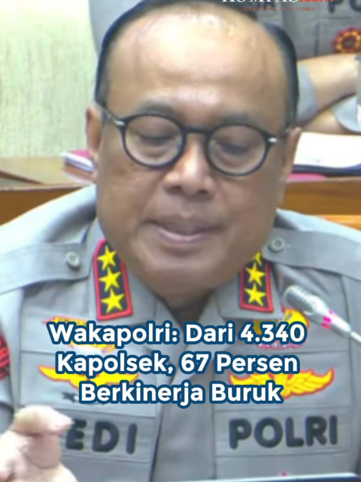 Wakapolri Komjen Dedi Prasetyo buka-bukaan soal catatan merah kinerja Polri dalam rapat kerja Komisi III DPR, Selasa (18/11/2025). Dedi mengakui bahwa reformasi kepolisian, terutama pada aspek budaya, merupakan pekerjaan rumah utama bagi Polri demi memenuhi tuntutan publik.  Dedi menyebutkan, ada 11 isu utama yang mempengaruhi citra Polri di mata masyarakat, di antaranya kekerasan aparat, pungutan liar, penyalahgunaan wewenang, hingga penggunaan kekuatan secara berlebihan. Dedi juga menyoroti kinerja kapolsek-kapolres yang berkinerja buruk.  Penulis: Tria Sutrisna, Ardito Ramadhan  Kreatif: Safira Nurulita Produser: Reza Kurnia Darmawan ` #Polri #Polisi #DPR #Indonesia ##cut