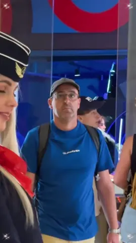 Can you read people’s eyes? #crew #reactions #stewardess #losangeles #StreetStyle 