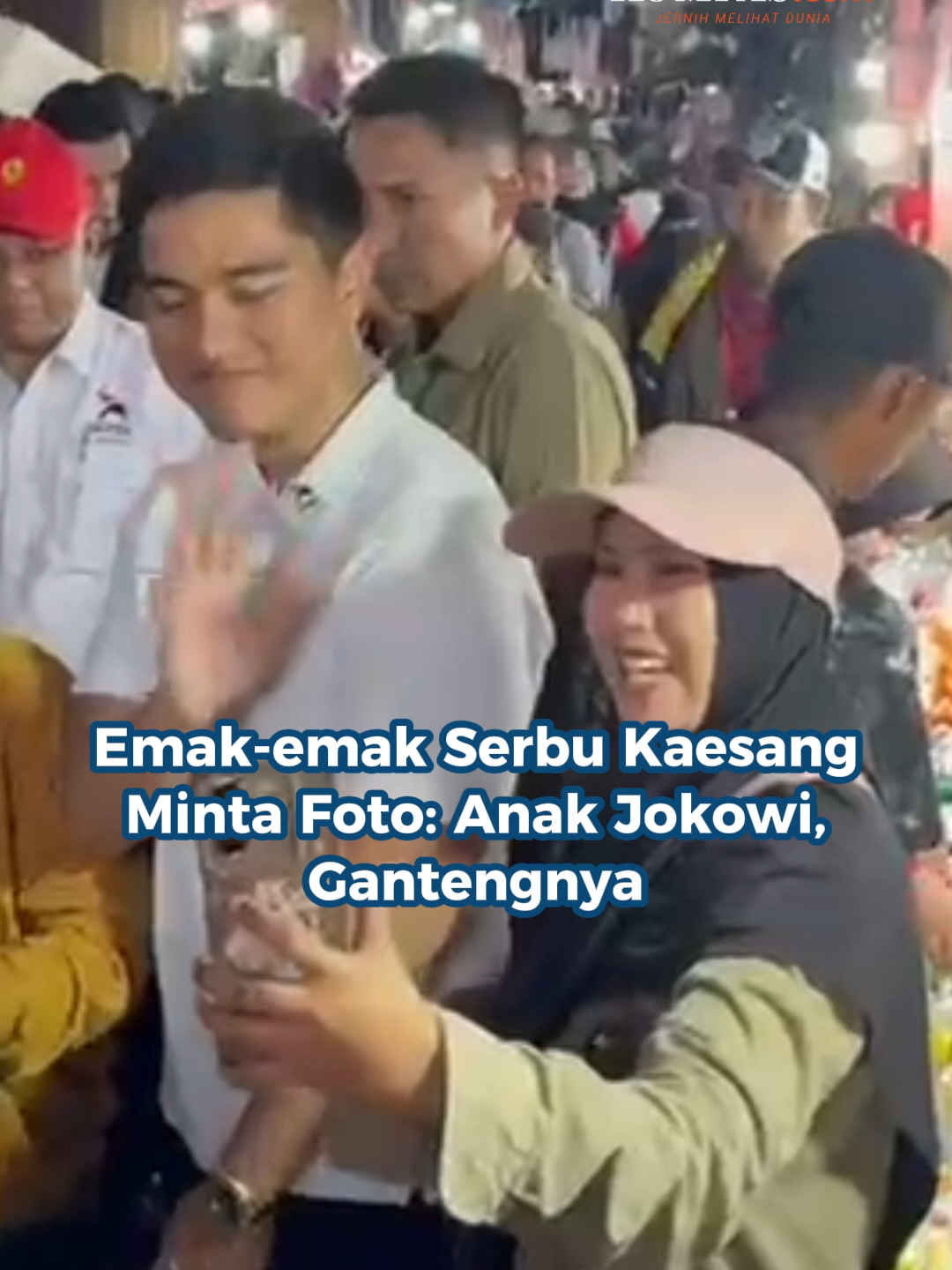 Ketua Umum Partai Solidaritas Indonesia (PSI) Kaesang Pangarep blusukan di Pasar Sentral Inpres Manonda, Palu, Sulawesi Tengah, Rabu (19/11/2025). Kehadiran Kaesang membuat para pedagang dan pembeli berebut meminta foto. Saat blusukan itu, seorang pedagang sempat meneriakkan, “Hidup Jokowi!”. Kaesang juga sempat salah dipanggil “Gibran”.  Setelah blusukan, Kaesang dijadwalkan menghadiri Rakerwil PSI se-Sulteng di Palu. Penulis: Adhyasta Dirgantara, Ardito Ramadhan Kreatif: Blanka Rahel Maretha Joanne Produser: Reza Kurnia Darmawan ~R #Kaesang #Jokowi #Palu #Peristiwa ##Cut