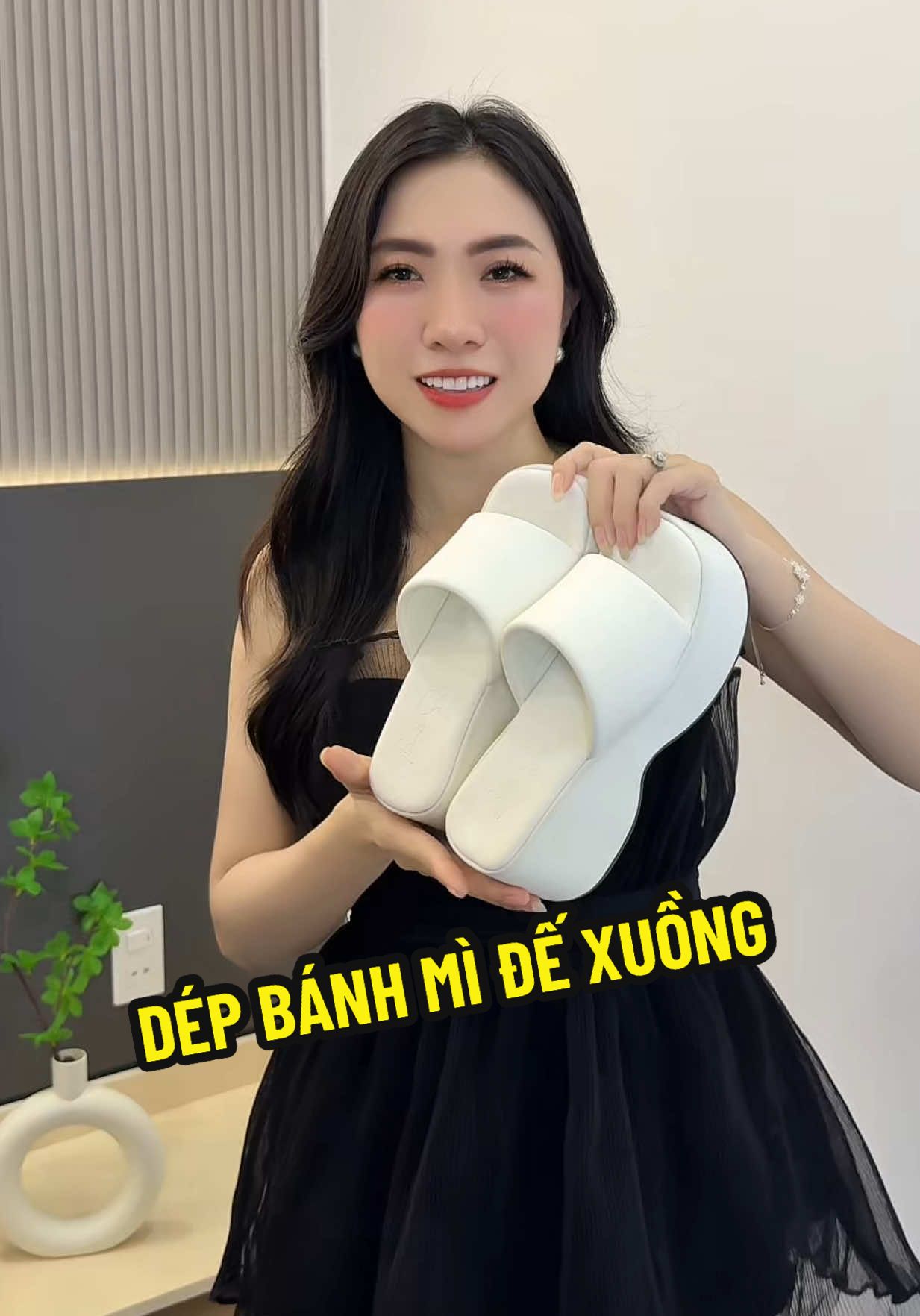 Đi gót nhọn mà đau chân quá chuyển qua mang đế xuồng bánh mì này đi êm nè chị em #depbanhmi #depbanhmidexuong #depdecaonu #tiemmerio 