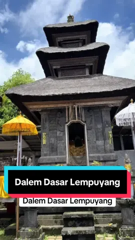 Pura Dalem Dasar Lempuyang adalah salah satu pura utama dalam kompleks Pura Lempuyang Luhur yang terletak di Gunung Lempuyang, Karangasem, Bali. Pura ini termasuk dalam rangkaian pura suci yang disebut Sad Kahyangan Jagad, yaitu enam pura paling sakral di Bali. 🕉️ Makna & Fungsi Pura Dalem Dasar Lempuyang 	•	Merupakan pura bagian “Dalem”, yakni tempat pemujaan Dewa dalam manifestasi sebagai Dewa Siwa dalam aspek pelebur (pralina). 	•	Menjadi tempat penyucian diri secara niskala sebelum melanjutkan perjalanan menuju Pura Lempuyang Luhur di puncak gunung. 	•	Sering menjadi titik perhentian dan persembahyangan awal bagi umat yang melakukan tirta yatra ke seluruh kompleks Lempuyang.