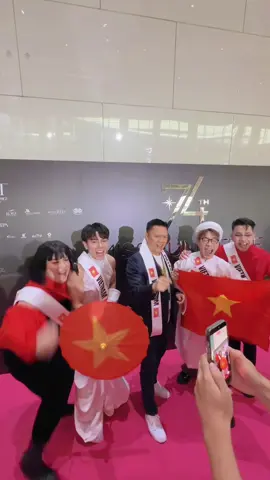 Team Việt Nam đến cổ vũ @HƯƠNG GIANG tại National Costume và Bán Kết @Miss Universe 2025 cỡ nàyyyy Mấy bà cỡ nàoooo ❤️🇻🇳❤️✨💥 #HuongGiang #MissUniverseVietnam #the74thmissuniverse #MissUniverse