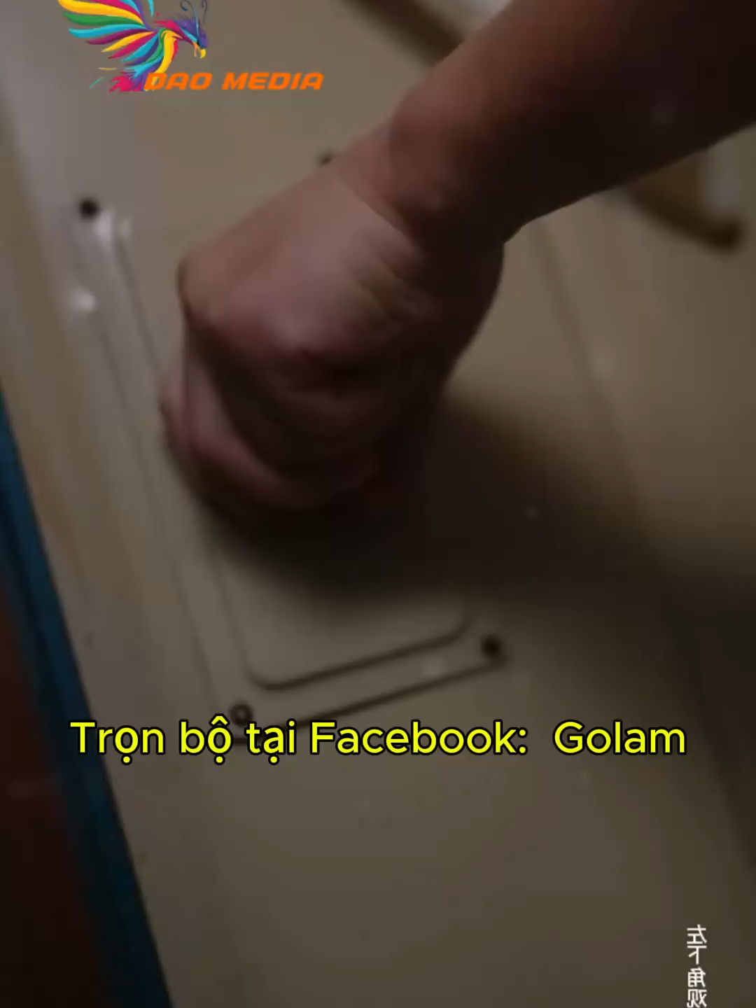 Tập 2- Cậu nhóc nghe tin nhà kế bên có chuyện nên liền phán đoán là người quen làm ra khiến cảnh sát nể phục.