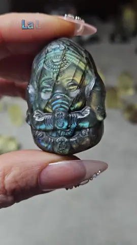 La magie de la labradorite ✨ Sa lumière n’apparaît que quand vous changez d’angle… comme une révélation intérieure. Vous connaissiez l’histoire de la labradorescence ? 💙🌌 #labradorite #mineraux #pierresnaturelles #lithotherapie 