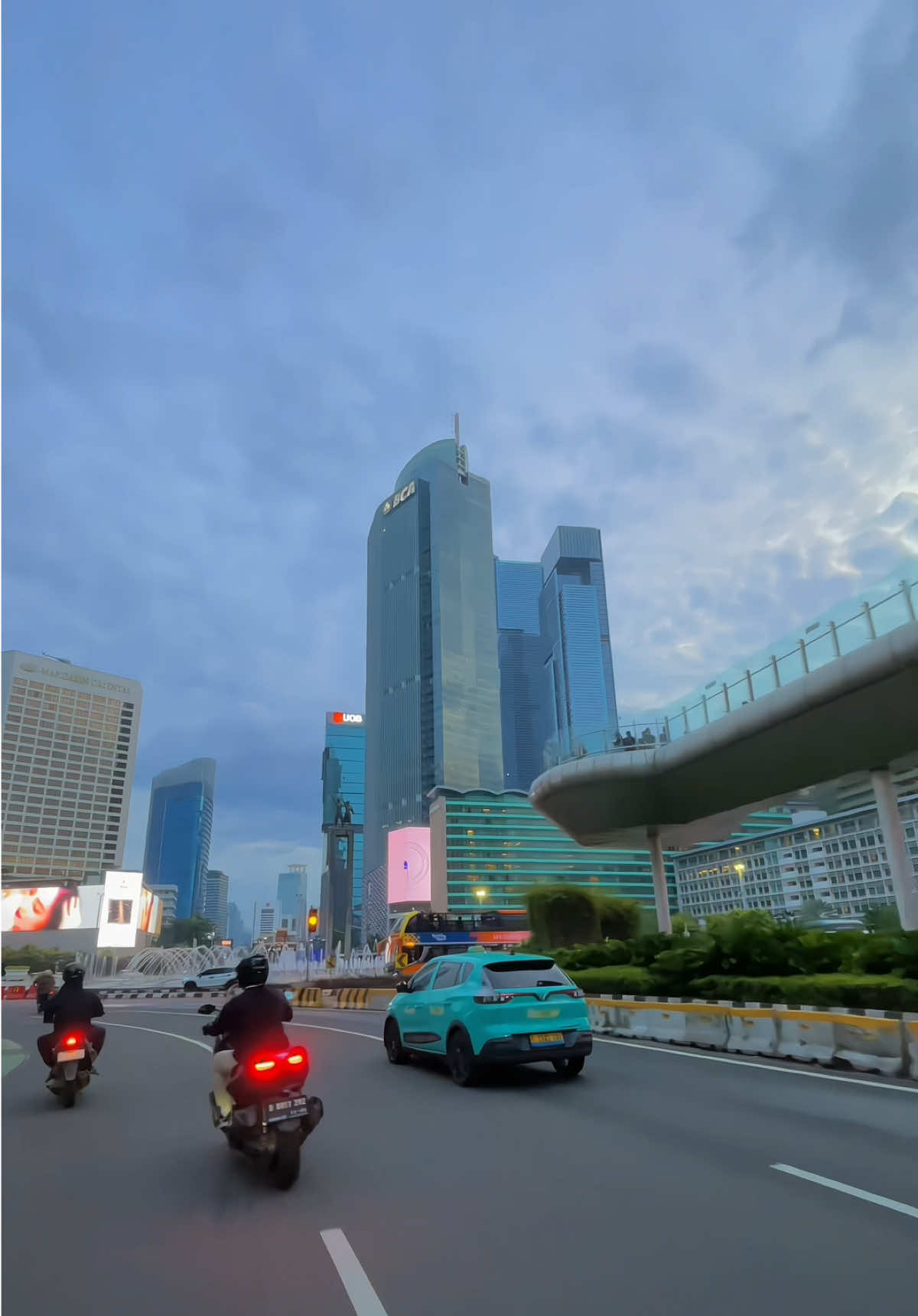 Senja cantik Di Bundaran HI Jakarta Pusat.  Yang mau ambil videonya boleh ya, dipost ulang ,diganti lagunya, diedit pakai kata kata boleh sekali, silahkan diambil 🤗 #bundaranhi #bundaranhijakarta #jakarta #jakartapusat 