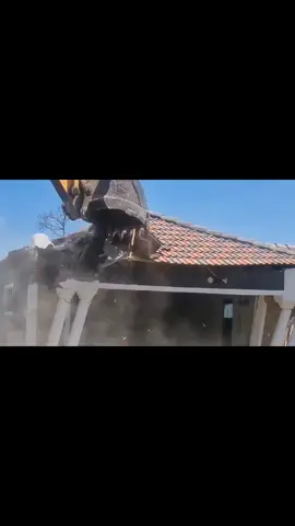 When the EFF says the government needs to be the custodian owner of the land  , y'all say we mad. They are currently destroying houses in East London ,  eBhongweni and that happens every year because South African land is 