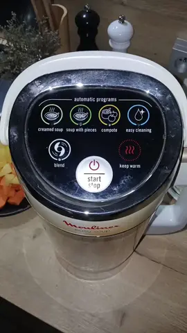 Voici la 2e idée de soupe avec l'appareil easy soupe de  moulinex. Très simple. un velouté de patate douce 🍠 avec des épices qui font toutes la subtilité de cette soupe. @Moulinex France  #easysoupe #soupe #patatedouce #hiver #faitmaison 