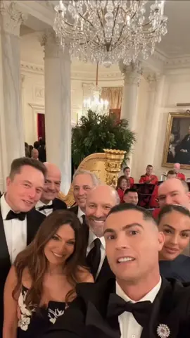Cristiano Ronaldo berfoto selfie dengan Elon dan Presiden FIFA digedung putih #cr7 #ronaldo #bola #Soccer #football 