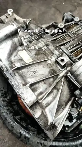 Ucapkan selamat tinggal pada noda membandel! Engine degreaser kami solusinya untuk ruang mesin yang bersih tanpa sisa endapan. #pengkilapmobil #viral #SolusiAutocare #PerawatanMobil #fyppppppppppppppppppppppp 