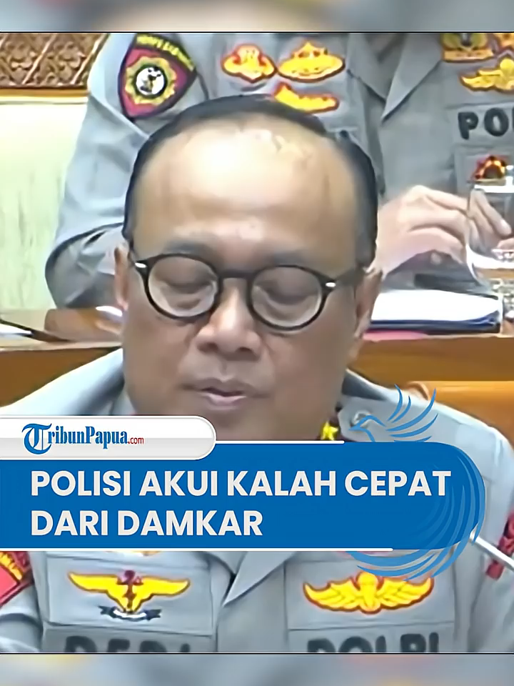 Wakapolri Komjen Pol Dedi Prasetyo mengakui bahwa pelayanan kepolisian kurang cepat dari Pemadam Kebakaran (Damkar). Pernyataan ini disampaikan oleh Dedi saat rapat kerja bersama Komisi III DPR RI, Selasa (18/11) di Senayan, Jakarta. Dedi menjelaskan kondisi tersebut terjadi karena lambatnya quick response time di Sentra Pelayanan Kepolisian Terpadu (SPKT). Menurut Dedi, layanan respons Polri masih di atas 10 menit atau standar internasional waktu tanggap ideal. Oleh sebab itu, warga lebih memilih melapor ke instansi lain yakni Damkar yang dinilai lebih sigap. Untuk itu Dedi berjanji Polri akan membenahi sistem pelaporan kepolisian utamanya optimalisasi layanan aduan 110. BACA SELENGKAPNYA papua.tribunnews.com dan tribunnews.com Follow us on Social Media Instagram: @tribunpapuaofficial TikTok: @tribunpapua Facebook: Tribun Papua Youtube: Tribun Papua