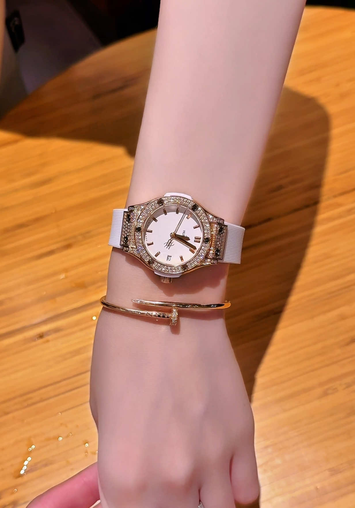 Trắng sang chảnh viền vàng hồng 🤩 lên tay xinh lắm luôn ạ #xuhuong #donghodep #donghonu #nghiendongho #xuhuongtiktok 