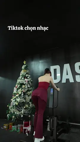 Gói quà đỏ chót thế này cơ mà 🤣