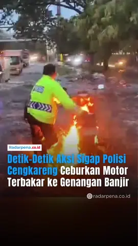 Aksi sigap anggota Satlantas Polsek Cengkareng viral di media sosial setelah berhasil memadamkan motor terbakar hanya dengan mencelupkannya ke genangan banjir di Jalan Daan Mogot, Jakarta Barat, Selasa (18/11/2025). Kejadian bermula saat petugas membantu pengendara yang mogok akibat banjir. Sebuah Honda Supra Fit tiba-tiba terbakar saat dicoba dinyalakan kembali. Api cepat membesar, membuat pemilik dan montir dadakan panik. Melihat situasi itu, Aiptu Edi Priyanto langsung mendorong motor tersebut ke genangan banjir dan mencelupkannya hingga api padam seketika. Aksi cepat tersebut menuai pujian karena mencegah kebakaran lebih besar di tengah kondisi jalan yang padat. —- #Radarpena #JakartaBarat #DaanMogot #BanjirJakarta #MotorTerbakar    