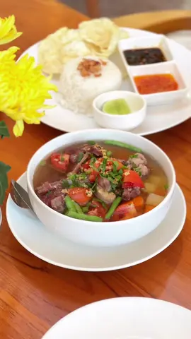 JAUH JAUH DATENG DARI KALIMANTAN KE MALANG NIH‼️✨ Dijamin muslim friendly yaaah. Menunya juga komplit gini, berkonsep resto and cafe yang cocok banget buat kumpul keluarga maupun bareng temenmu 📍Bon Surya Restaurant & Cafe Jl. Bromo No. 5A, Klojen, Malang #kulinermalang #malangkuliner #kulinermalanghits #restomalang #cafebarumalang 