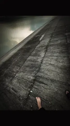 最痛的距离,不是天各一方,而是近在咫尺却无法拥抱。 