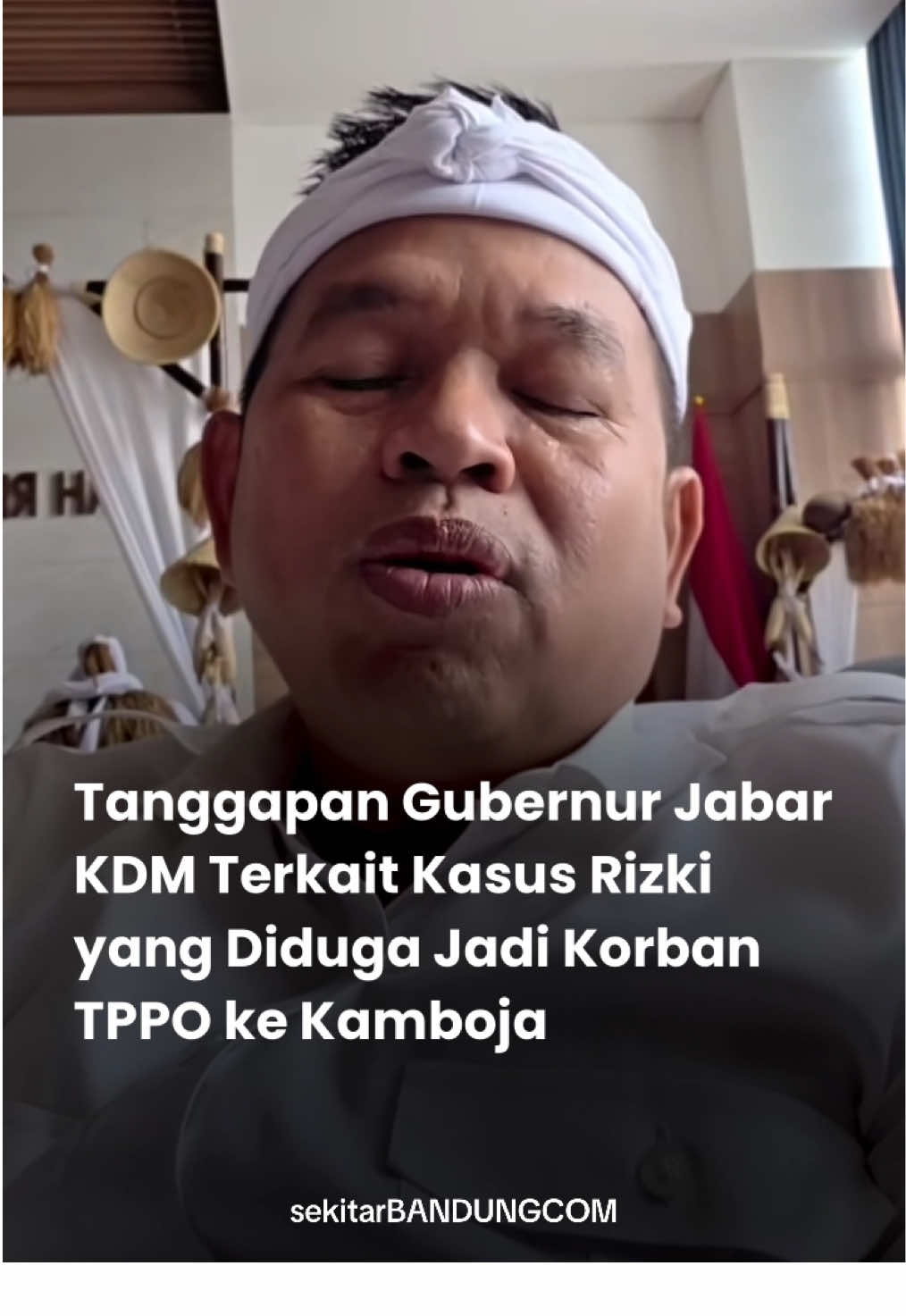 flashnews - Gubernur Jawa Barat Dedi Mulyadi memberi tanggapan atas kasus Rizki Mur Fadilah seolah pria adal Bandung yang diduga jadi korban TPPO ke Kamboja. KDM menyebut akan membantu dan memfasilitasi Rizki untuk kembali pulang ke Bandung.  Kini pihak pemprov Jabar tengah melakukan koordinasi dengan sejumlah pihak.