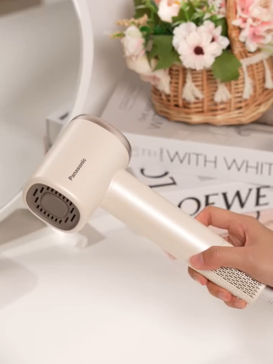 💨 Sấy khô, bảo vệ & tạo độ bóng chỉ trong một bước Máy sấy tóc Panasonic NE6M giúp tóc bạn mượt mà và không rối nhờ vào: 🌡️4 chế độ nhiệt (Lạnh / Nóng / Bảo vệ nhiệt / Luân phiên Nóng – Lạnh) Cửa gió ngang cho luồng khí tuyến tính, kiểm soát tốt hơn Sấy nhẹ nhàng mang lại mái tóc đẹp tự nhiên. #maysaytoc #masaytocionity #maysaytocpanasonic #xuhuong #panasonic 