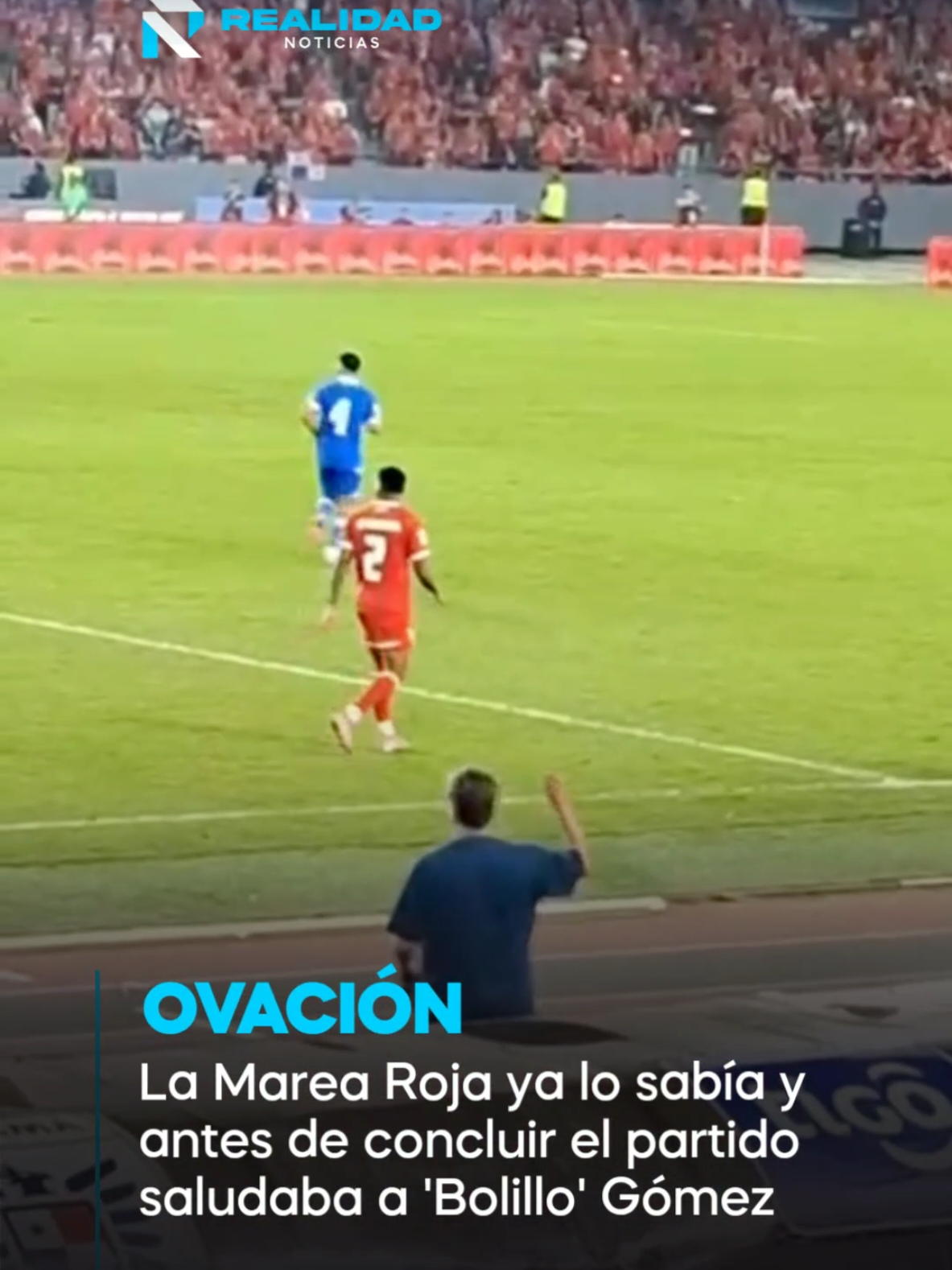 DEPORTES| La Marea Roja estuvo en su punto y sus muestras de aprecio al Director Técnico de El Salvador, Hernán 'Bolillo' Gómez no pudieron faltar. 