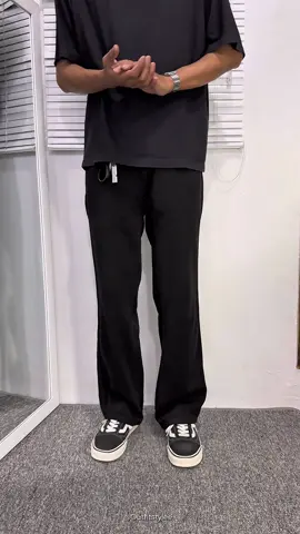 Warna hitam pekat look nya cakep #jiniso #loosejeans #celanajeans #jeanshighwaist #rekomendasicelana 