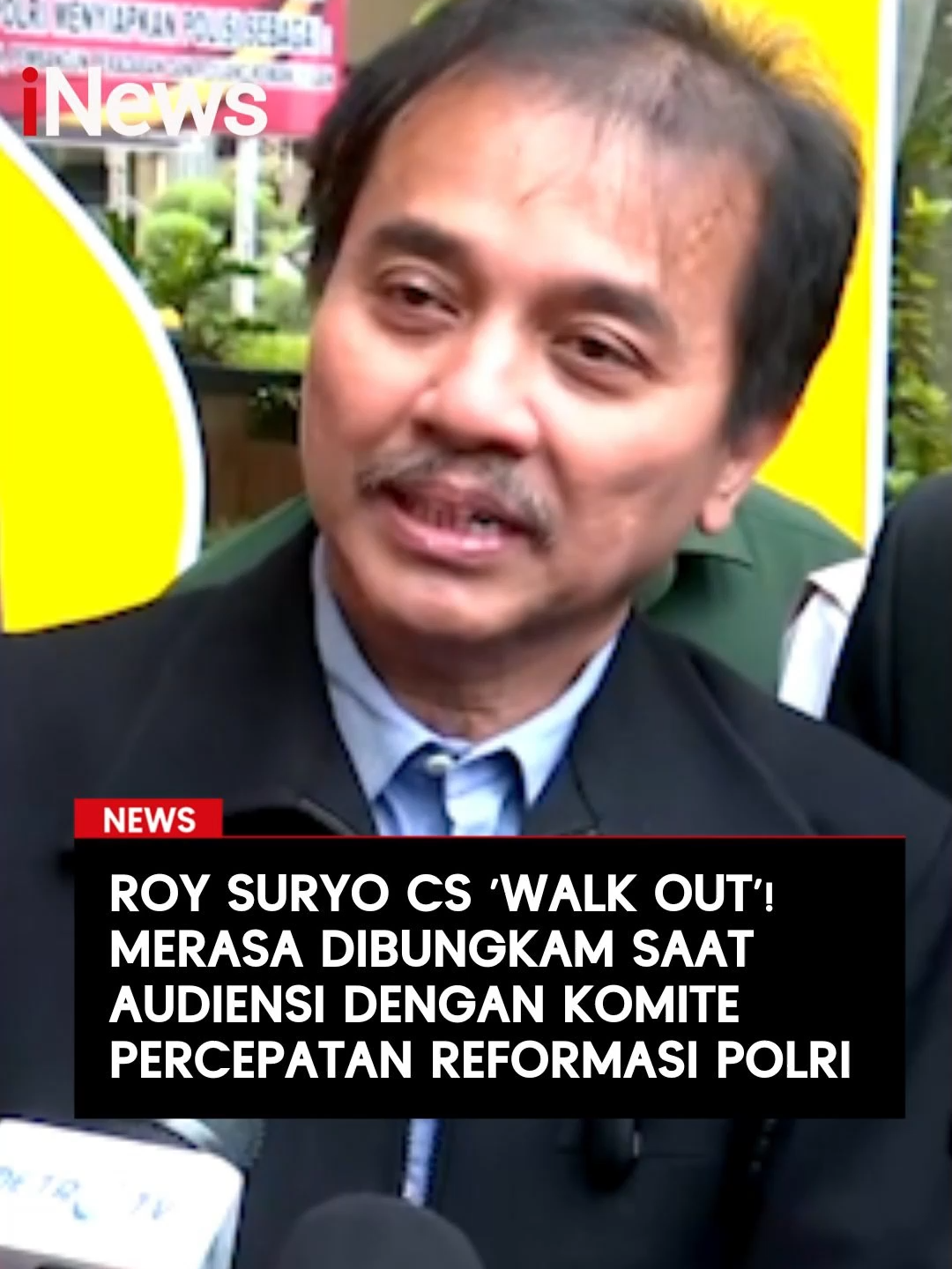 Tersangka kasus fitnah ijazah Presiden ke-7 Joko Widodo (Jokowi) Roy Suryo walk out atau keluar saat beraudiensi dengan Komisi Percepatan Reformasi Polri, Rabu (19/11/2025). Mereka mengaku dilarang berbicara dalam forum tersebut. Baca selengkapnya di sini:  https://www.inews.id/news/nasional/kronologi-roy-suryo-cs-walk-out-saat-bertemu-komisi-percepatan-reformasi-polri #RoySuryoCS #ReflyHarun #KomisiPercepatanReformasiPolri #Polri #Ijazah #Tersangka #Tifa #Rismon #RoySuryo
