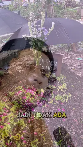 Ya Allah, kuatkan langkahku… Tenangkan hatiku yang hancur… Lapangkan dadaku yang penuh kerinduan… dan jadikan setiap air mataku sebagai penghapus dosaku dan suamiku 🤲