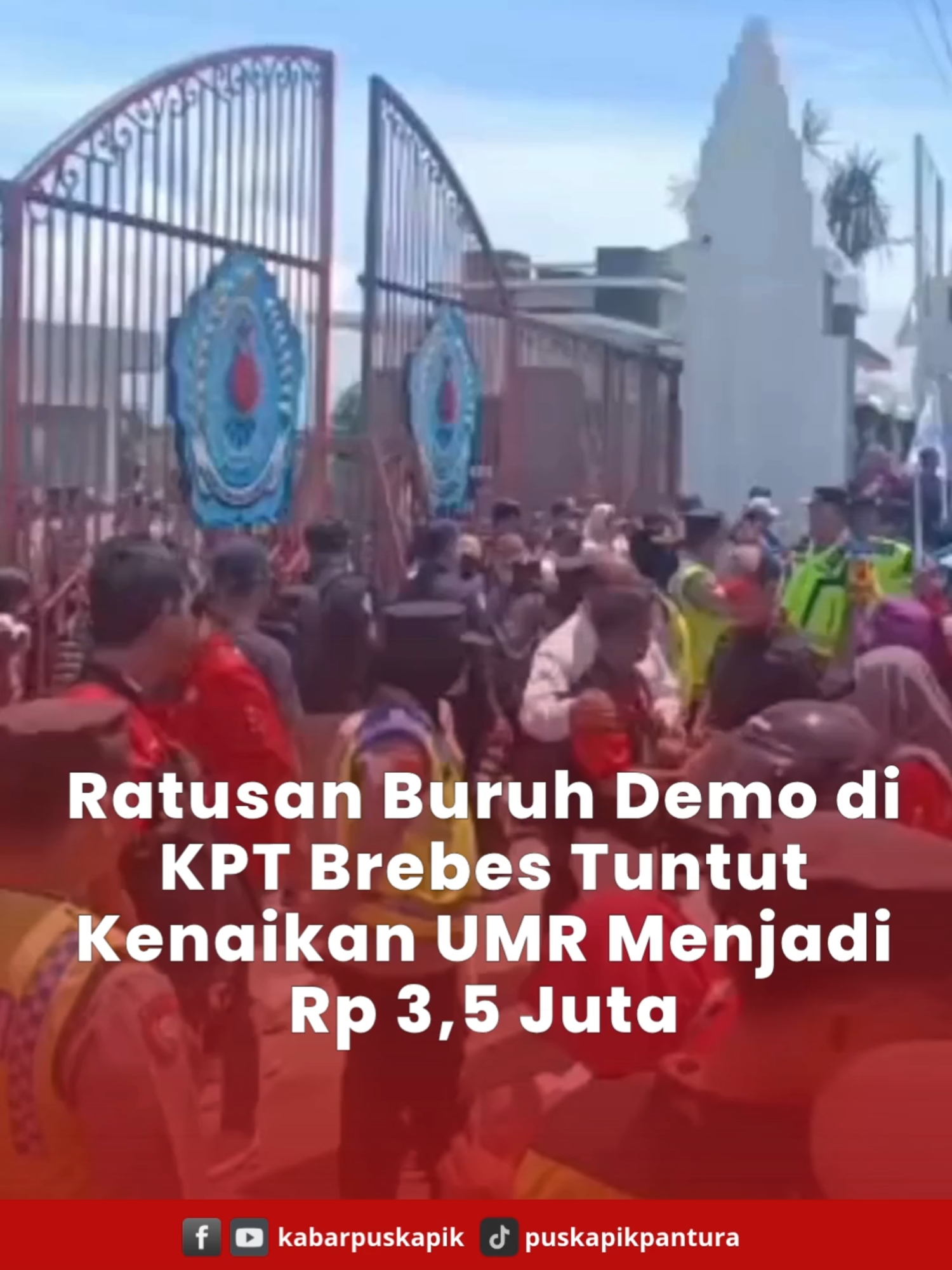 Ratusan buruh di Brebes berunjuk rasa di Kantor Pemerintahan Terpadu (KPT) Brebes, Rabu (19/11/2025), menuntut kenaikan UMK 2026. Sebelum aksi di KPT, mereka melakukan konvoi dari Losari, menyusuri jalur pantura hingga menuju pusat kota dan singgah di sejumlah pabrik. Setibanya di Jalan Proklamasi, massa berjalan kaki membawa spanduk dan bendera organisasi sambil menyuarakan tuntutan agar UMK naik. Aksi ini mendapat pengamanan ketat dari aparat kepolisian. Hingga berita ditulis, demonstrasi masih berlangsung dan perwakilan buruh dijadwalkan bertemu Wakil Bupati Brebes untuk audiensi. Baca Selengkapnya di   https://www.puskapik.com/50628/brebes/ratusan-buruh-demo-di-kpt-brebes-tuntut-kenaikan-umr-menjadi-rp-35-juta/   #brebes #brebes24jam #infobrebes #buruh #buruhpabrik #puskapik