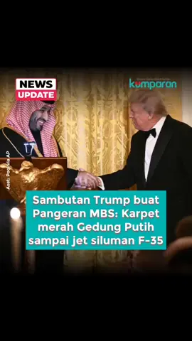 Putra Mahkota Arab Saudi, Pangeran MBS, menerima sambutan yang sangat hangat dan mewah dari Presiden Donald Trump di Gedung Putih pada Selasa (18/11/2025), menandakan semakin eratnya hubungan Riyadh dan Washington. Sambutan tersebut mencakup karpet merah, musik marching band, pasukan berkuda, dan demonstrasi penerbangan lintas udara militer (military flyover) oleh enam jet tempur F-35 Lightning II. Kehadiran F-35 ini penting karena mempertegas sinyal persetujuan Trump atas rencana ambisius Saudi untuk memodernisasi militer mereka dengan mengakuisisi 48 unit pesawat tempur siluman generasi kelima tersebut. Penjualan F-35 merupakan isu sensitif karena dapat mengganggu keunggulan militer Israel di Timur Tengah, sekutu kuat AS, yang saat ini menjadi satu-satunya pemilik F-35 di kawasan tersebut. Laporan Al-Jazeera menyebutkan sambutan mewah ini menunjukkan dukungan Trump terhadap visi Timur Tengah baru yang didorong oleh investasi dan aliansi AS dengan sekutunya, khususnya Arab Saudi. Isu penjualan F-35 dikabarkan mendapat tekanan dari Israel yang mensyaratkan normalisasi hubungan Saudi-Israel. Namun, dalam pembicaraan di Oval Office, MBS menegaskan bahwa pengakuan atas kemerdekaan Palestina merupakan syarat mutlak bagi terbukanya hubungan Saudi dengan Israel. Selain isu militer dan Timur Tengah, Trump dan MBS juga membahas berbagai peluang, termasuk bisnis, perdamaian, kecerdasan buatan, dan bisnis teknologi. 📸: Dok. AP. Follow WhatsApp Channel kumparan untuk dapat Informasi terpercaya dikirim langsung ke WhatsApp kamu. Ketik kum.pr/WAchannel di browser kamu sekarang, agar bisa share informasi tanpa ragu. #newsupdate #update #news #vidol #mbs               