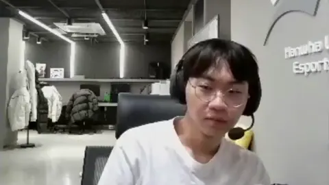 *Ẻm nhờ fan rcm bài hát, nói siêu chi tiết là bài hát thế hệ mới, năm 2015 mnguoi nghe gất nhiều. Mấy chị ,mấy anh gợi ý cho gấc nhiều bài xong nhỏ cứ bảo hăm phải. 🐿️: Hôg phải, hôg phải bài đó, bài đó hôg phải bài bé đang nói đến màaa~ ©️Omistymoon//X// Bảo Sỏ ba gai có sai đâu 😾💢 #t1 #choihyeonjun #doran 