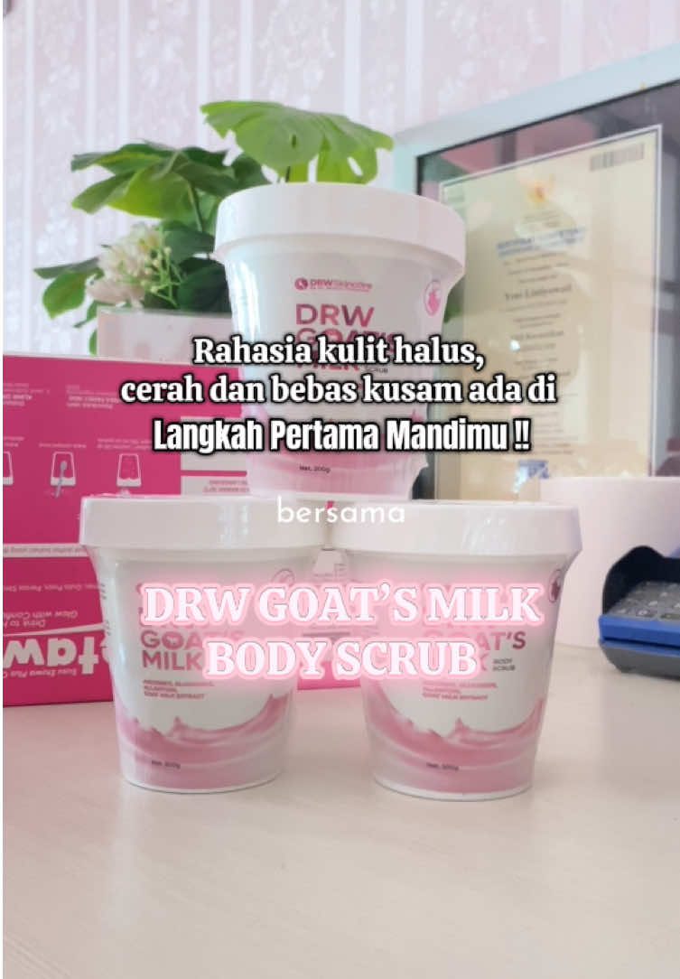 DRW Goat's Milk Body Scrub memiliki butiran scrub yang lembut membantu mengelupas sel-sel kulit mati, membuat kulit terasa lebih halus dan segar. Kandungan susu kambing yang kaya akan nutrisi membantu menjaga kelembapan kulit, menjadikannya lembut dan kenyal😘😘 Yuk langsung aja cobain mau ambil per product atau langsung 1 paketnya boleh banget kakak💗💗🥳 Ready Stock  #goatsmilkbodyscrub #bodyscrubdrw #lulurdrwskincare #lulursusukambing #lulurwhiteningbpom  