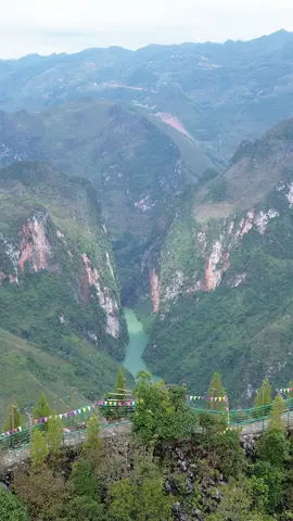 Thanh xuân sẽ không thể quay trở lại,nên hãy đi những nơi bạn muốn,khi vẫn còn trong độ tuổi thanh xuân!  Tour Hà Giang thì có Đạt Ở Hà Giang lo rồi:) #nhanvatchinh #datohagiang #vairalvideo #vietnam #tiktokvairal 