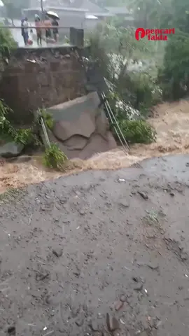 BREAKING NEWS – Jembatan Penghubung Perigi–Jeringo Ambruk Dihantam Banjir SUELE — Sebuah jembatan penghubung antara Desa Perigi dan Desa Jeringo di Kecamatan Suele ambruk setelah dihantam derasnya arus banjir, Rabu pagi. Hujan lebat yang turun sejak malam membuat debit air meningkat tajam hingga struktur jembatan tak mampu menahan tekanan kuat dari aliran sungai. Warga yang biasa melintas kini terpaksa memutar lebih jauh, sementara aparat desa bersama petugas terkait sudah turun melakukan pengecekan awal di lokasi kejadian. Hingga kini, kondisi masih terus dipantau dan masyarakat diimbau tetap waspada menghadapi cuaca ekstrem yang diprediksi masih berlanjut. #BreakingNews #Suele #Perigi #Jeringo #Banjir 